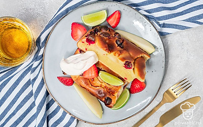 Украсьте готовый пирог сахарной пудрой и добавьте к каждой порции шарик мороженого.