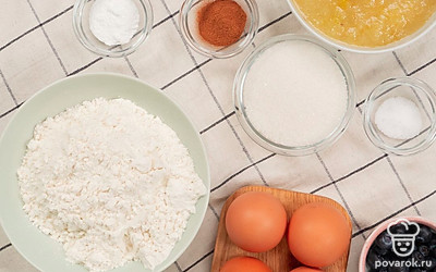 Перед тем, как взбивать, охладите яйца — так быстрее образуется пена.