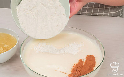 Приготовьте тесто. В миску разбейте яйца, добавьте сахар и взбивайте миксером на максимальной скорости до тех пор, пока разобьются крупинки сахара, образуется пена. Продолжая взбивать, постепенно всыпьте муку, корицу, соль и разрыхлитель. Взбивайте до тех пор, пока масса не станет однородной, без комочков.