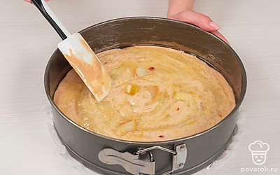 Отправьте выпекать. В смазанную маслом форму аккуратно перелейте тесто, сверху выложите варенье и поставьте в разогретую духовку. Выпекайте 45 минут.