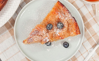 Готовить шарлотку несложно и быстро. Сделать это можно даже тогда, когда гости уже нагрянули. Хороша такая выпечка и в горячем, и в холодном виде. Для эффектной подачи к чаепитию посыпьте верхушку шарлотки сахарной пудрой, украсьте любыми свежими ягодами.