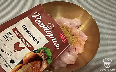 Куриное филе помойте. Нарежьте небольшими кусочками. Добавьте специи для курицы, соль и ложку растительного масла. Перемешайте и оставьте мариноваться минут 15.