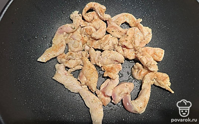 Куриное филе обжарьте на сковороде до готовности.