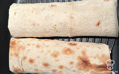 Заверните шаверму. Обжарьте на сковороде гриль или обычной сковороде, до румяной корочки.