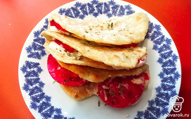 Пшеничная пита с начинкой из икры трески и помидора — Рецепт с фото