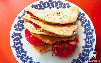 Подавайте блюдо теплым. Посыпьте сушеной зеленью.