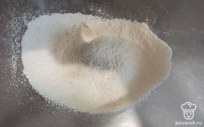 Муку просейте. Добавьте соль и воду, замесите тесто.