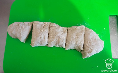 Нарежьте тесто на порции по 30-40 грамм. 