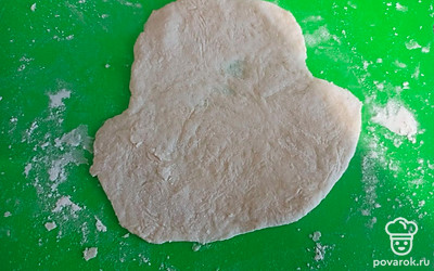 Раскатайте порции теста тонким слоем.