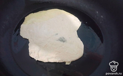 Пожарьте на горячей сковороде с подсолнечным маслом, по 5 минут на лепешку. При необходимости добавляйте подсолнечное масло. 