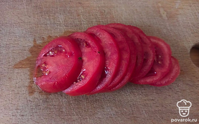 Помидор нарежьте тонкими ломтиками.