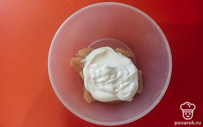 Для соуса смешайте икру трески и майонез.