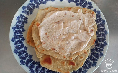 На каждую лепешку нанесите соус.