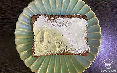 Ломтик хлеба смажьте творожным сыром.