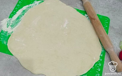 Тесто раскатайте в пласт по размеру противня (примерно 1 сантиметр толщиной). 
