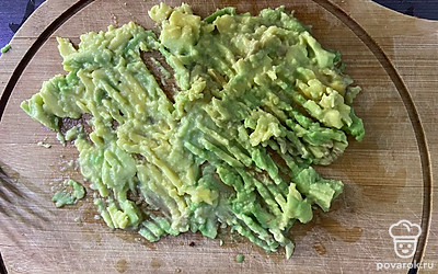 Авокадо почистите, разомните вилкой в пюре.