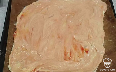 Тесто переложите на противень, смажьте смесью кетчупа и майонеза.