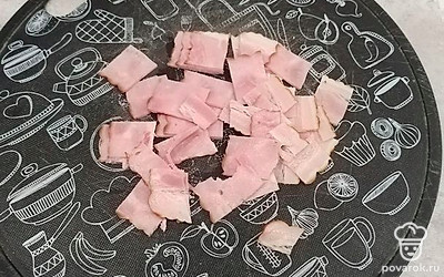 Копченую грудинку нарежьте на квадратики.