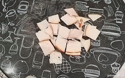 Квадратиками нарежьте филейный рулет.