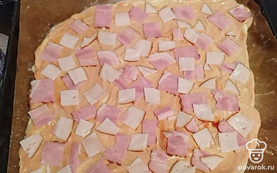 Выложите кусочки на тесто.