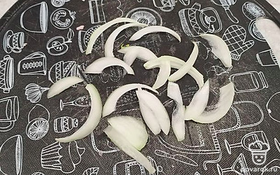Лук нарежьте полукольцами.