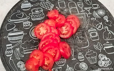 Помидоры нарежьте кружочками и выложите на пиццу.