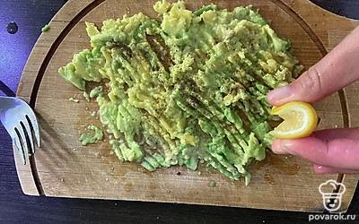 Сбрызните авокадо лимонным соком, посолите и поперчите по вкусу.