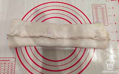 Сверните тесто в рулетик. Чтобы рулет не развернулся, защипните края заготовки. 