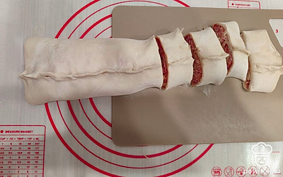 Получившийся рулет нарежьте на кусочки толщиной 2-3 сантиметра.