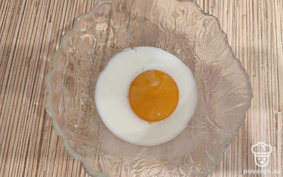 Желток смешайте с молоком. Это смесь для смазывания верха выпечки.