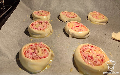 Каждую заготовку смажьте получившейся яичной смесью с помощью кисточки. Выпекайте в духовке при 180 градусах до готовности, до румяной корочки.