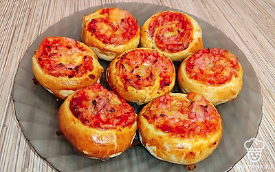 Горячие мини-пиццы выложите на тарелочку большого диаметра и подавайте на стол.