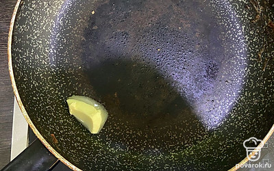 На сковороде растопите кусочек сливочного масла.