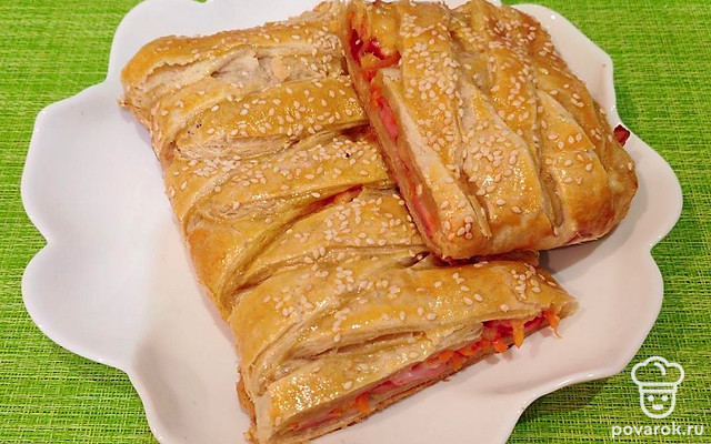 Закрытая пицца с сосисками и морковкой по-корейски — Рецепт с фото