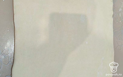 Возьмите слоеное бездрожжевое тесто (250 граммов), раскатайте в пласт толщиной 3-4 миллиметра. Придайте тесту прямоугольную форму (примерно 25 на 30 сантиметров). 