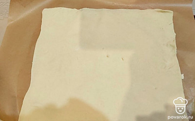 Переложите тесто на силиконизированную бумагу для выпечки. 