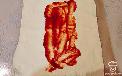 Середину смажьте 1 столовой ложкой кетчупа или красного томатного соуса. 