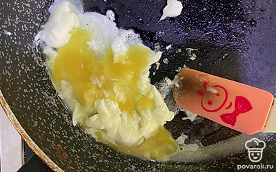 Вбейте в сковороду яйцо. Жарьте, аккуратно помешивая, чтобы получился скрэмбл. Посолите по вкусу.