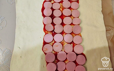 Выложите сосиски на кетчуп. 