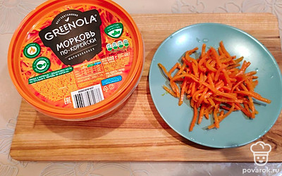 Возьмите 2 столовых ложки корейской моркови, дайте стечь жидкости. 