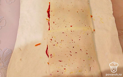 Выложите сыр на морковку. 