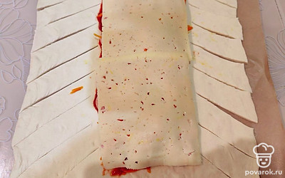 Свободные края теста нарежьте косыми полосками толщиной 1,5-2 сантиметра. 