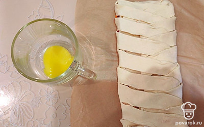 Возьмите желток яйца, перемешайте его. 