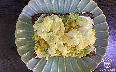 Переложите скрэмбл на тост.