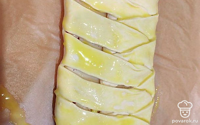 Смажьте желтком пиццу. 