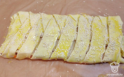 Посыпьте кунжутом. Поставьте в разогретую до 180 градусов духовку на 30 минут. 