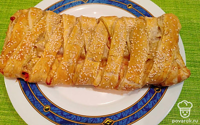 Готовую пиццу нарежьте. 