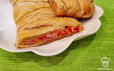 Подавайте пиццу горячей с любимым напитком. 