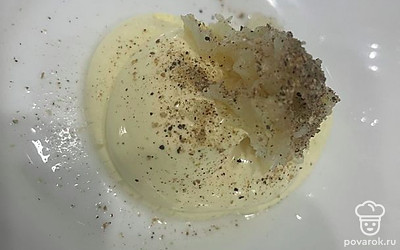 Майонез смешайте с тертым зубчиком чеснока и чесночным перцем.