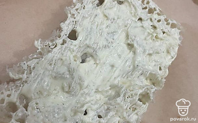 Ломтик чиабатты выложите на пергамент и смажьте получившейся массой.